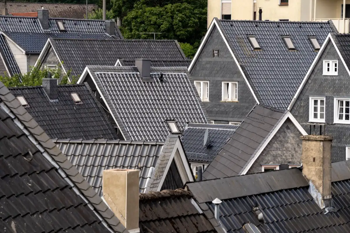 Steep roof eaves and gutter lines on houses in Hayward, CA